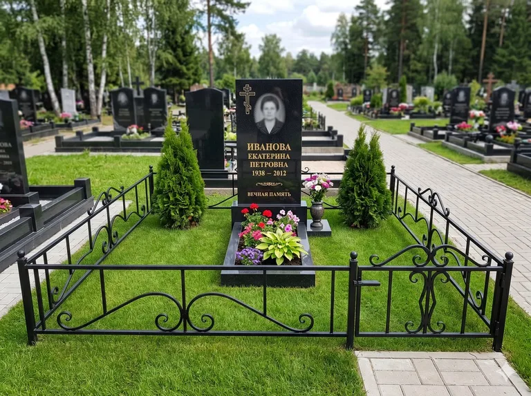 Зелёный газон на могильном участке в Новом Уренгое