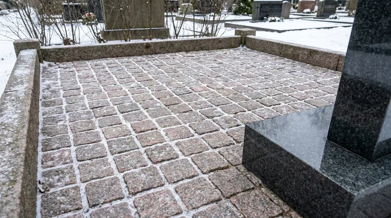 Мощение участка серой гранитной плиткой с цоколем, образец ПМ004 в Новом Уренгое