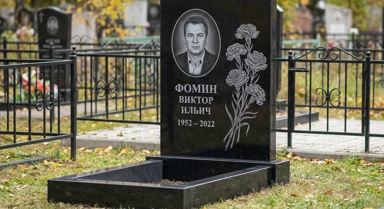 Гравировка гвоздик на памятник в Новом Уренгое — пример работы на граните