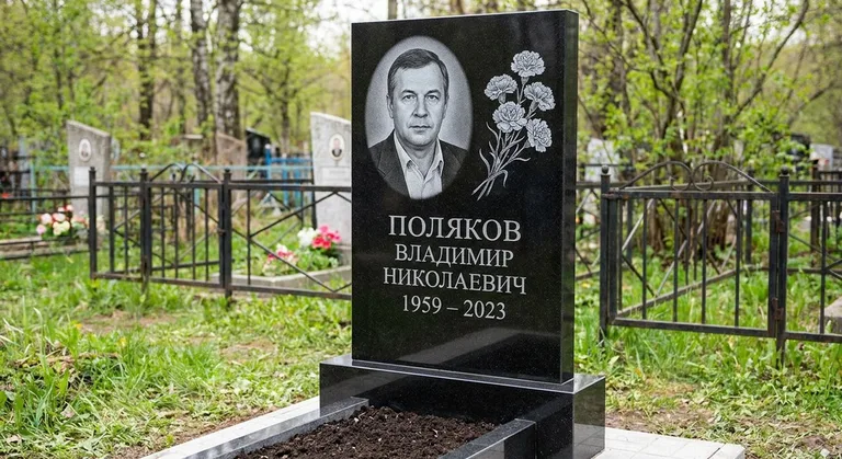 Памятник с гравировкой гвоздик — выполненная работа «Поляков» в Новом Уренгое