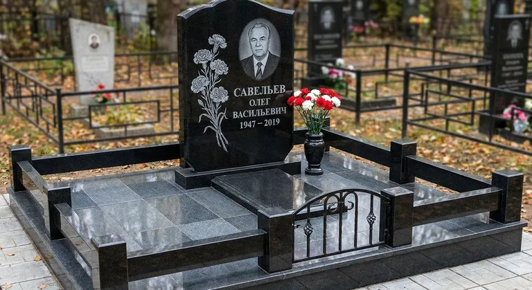 Памятник с гравировкой гвоздик — выполненная работа «Савельев» в Новом Уренгое