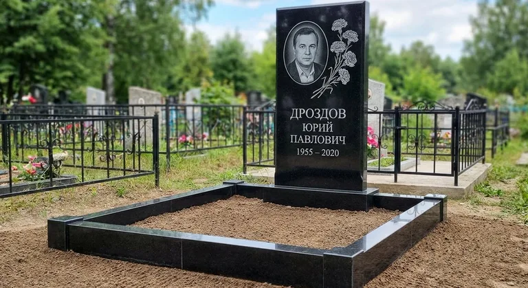 Памятник с гравировкой гвоздик — выполненная работа «Дроздов» в Новом Уренгое