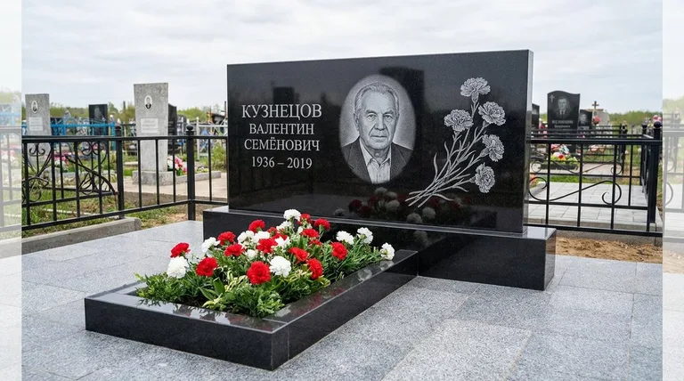 Памятник с гравировкой гвоздик — выполненная работа «Кузнецов» в Новом Уренгое
