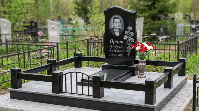 Памятник с гравировкой гвоздик — выполненная работа «Орлов» в Новом Уренгое