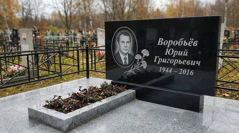 Памятник с гравировкой гвоздик — выполненная работа «Воробьёв» в Новом Уренгое