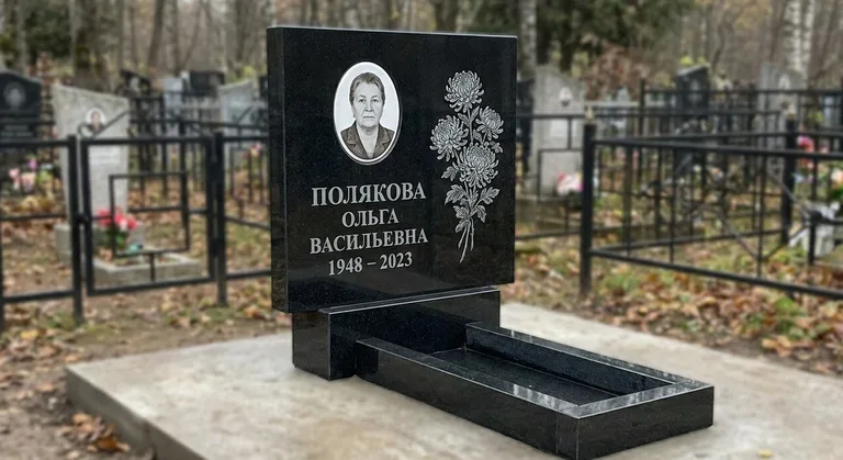 Памятник с гравировкой хризантем — выполненная работа «Полякова» в Новом Уренгое