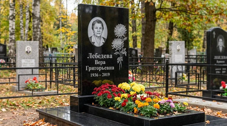 Памятник с гравировкой хризантем — выполненная работа «Лебедева» в Новом Уренгое