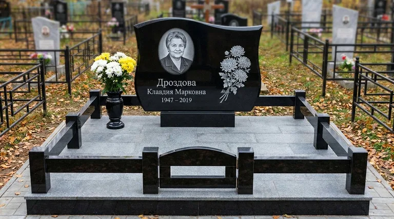 Памятник с гравировкой хризантем — выполненная работа «Дроздова» в Новом Уренгое