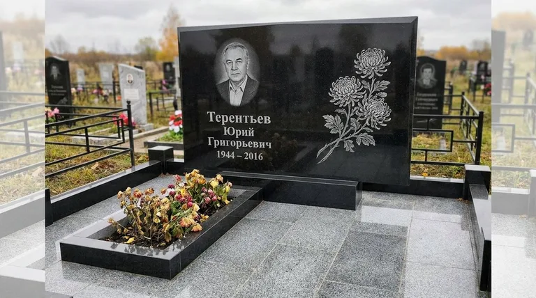 Памятник с гравировкой хризантем — выполненная работа «Терентьев» в Новом Уренгое