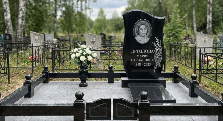 Гравировка ландышей на памятник в Новом Уренгое — пример работы на граните