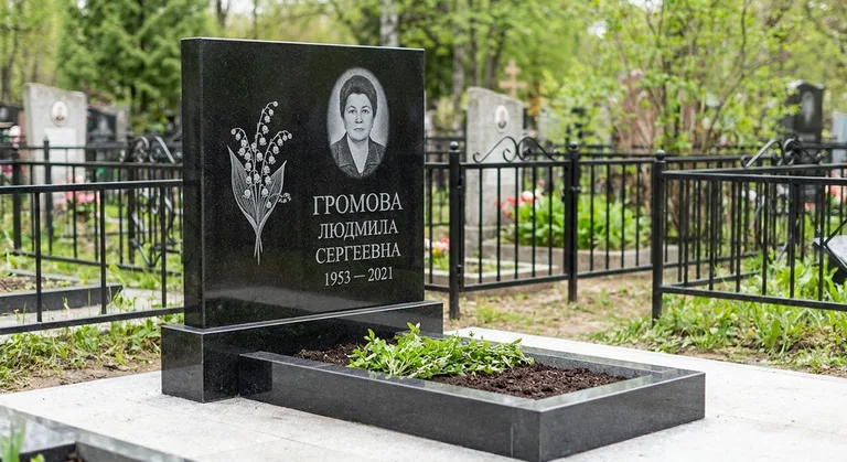 Памятник с гравировкой ландышей — выполненная работа «Громова» в Новом Уренгое