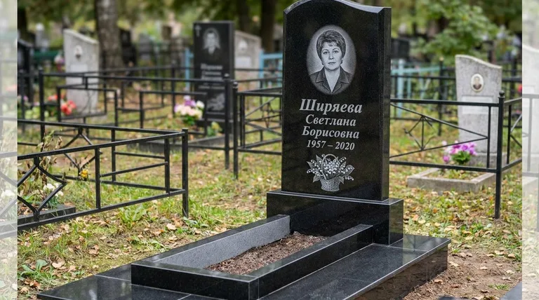 Памятник с гравировкой ландышей — выполненная работа «Ширяева» в Новом Уренгое
