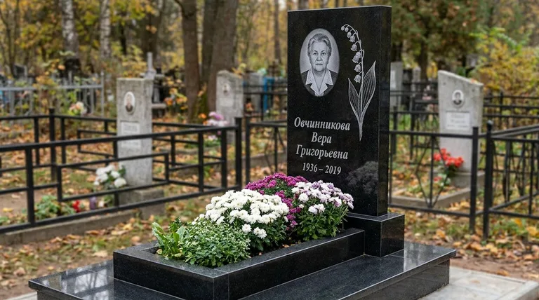 Памятник с гравировкой ландышей — выполненная работа «Овчинникова» в Новом Уренгое