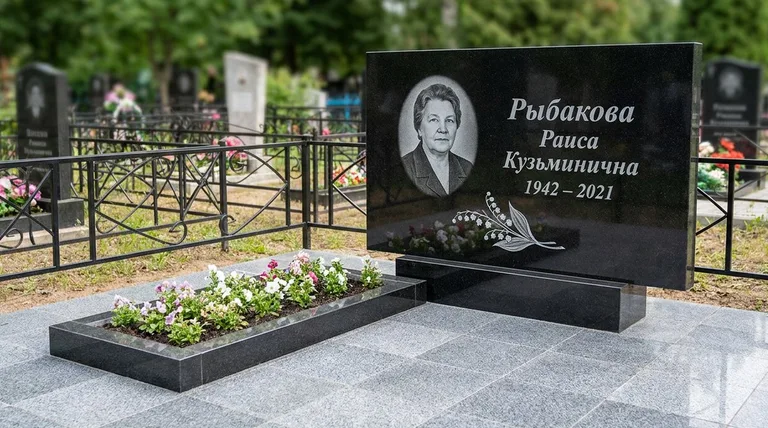 Памятник с гравировкой ландышей — выполненная работа «Рыбакова» в Новом Уренгое