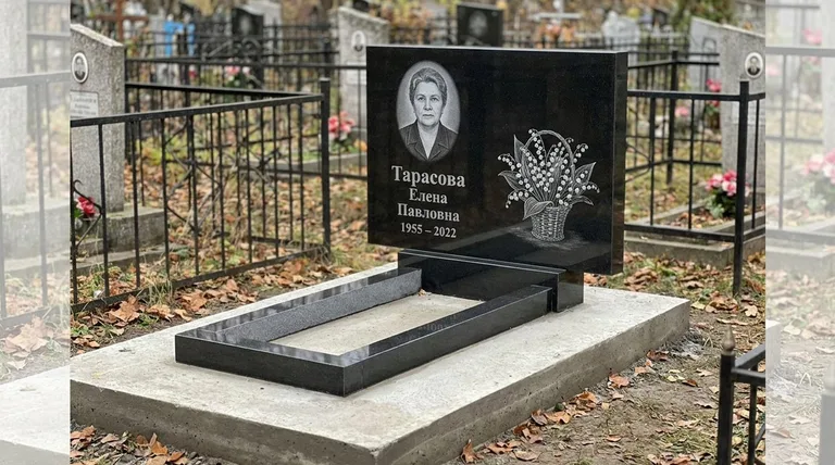 Памятник с гравировкой ландышей — выполненная работа «Тарасова» в Новом Уренгое