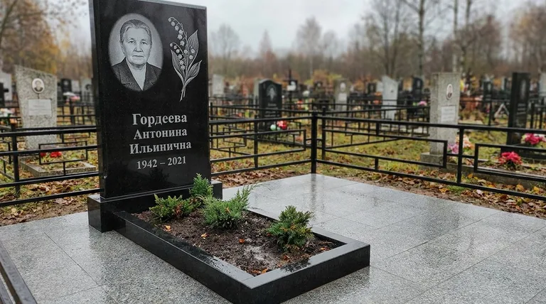 Памятник с гравировкой ландышей — выполненная работа «Гордеева» в Новом Уренгое