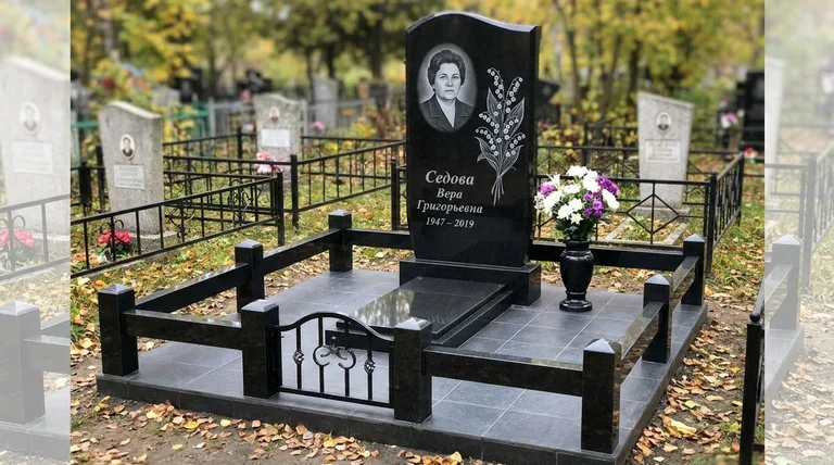 Памятник с гравировкой ландышей — выполненная работа «Седова» в Новом Уренгое