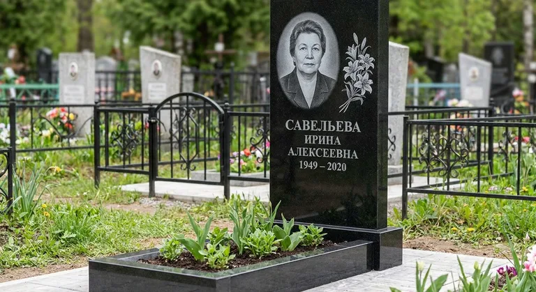 Памятник с гравировкой лилий — выполненная работа «Савельева» в Новом Уренгое