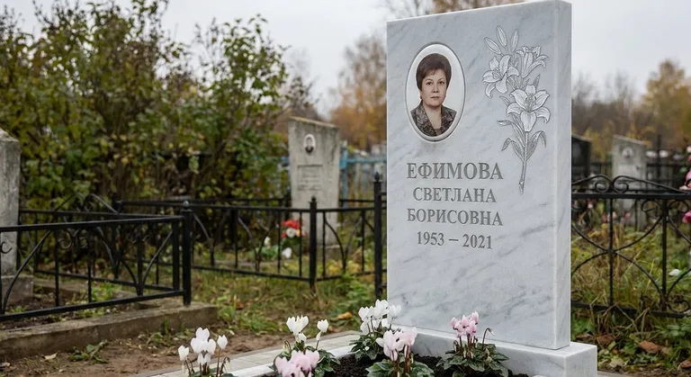 Памятник с гравировкой лилий — выполненная работа «Ефимова» в Новом Уренгое