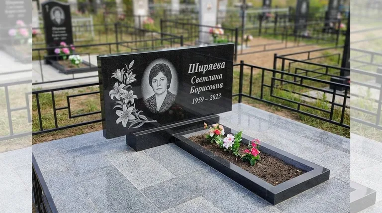 Памятник с гравировкой лилий — выполненная работа «Ширяева» в Новом Уренгое