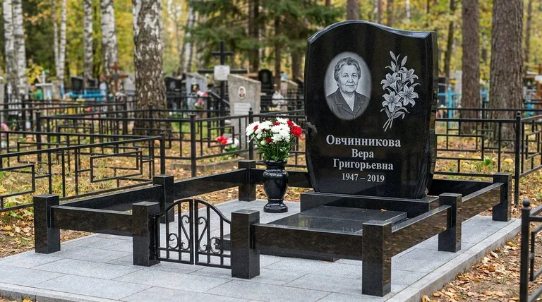 Памятник с гравировкой лилий — выполненная работа «Овчинникова» в Новом Уренгое
