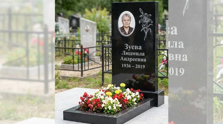 Памятник с гравировкой лилий — выполненная работа «Зуева» в Новом Уренгое