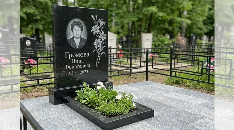 Памятник с гравировкой лилий — выполненная работа «Громова» в Новом Уренгое