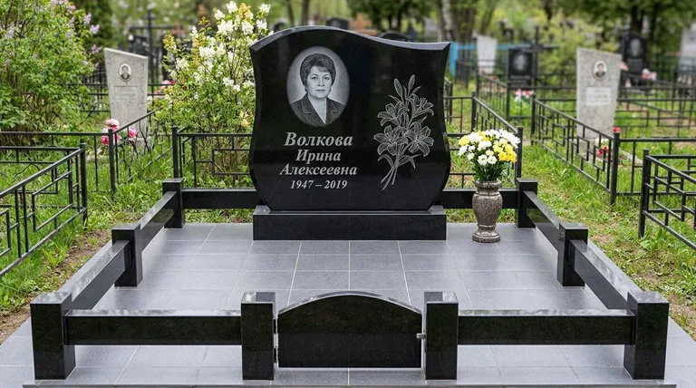Памятник с гравировкой лилий — выполненная работа «Волкова» в Новом Уренгое