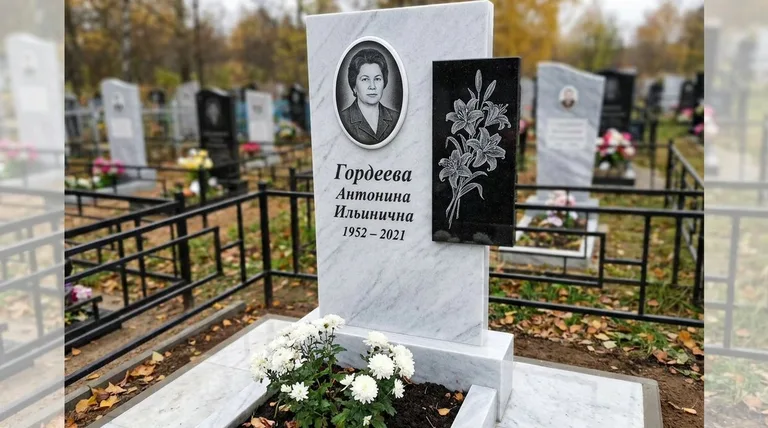 Памятник с гравировкой лилий — выполненная работа «Гордеева» в Новом Уренгое