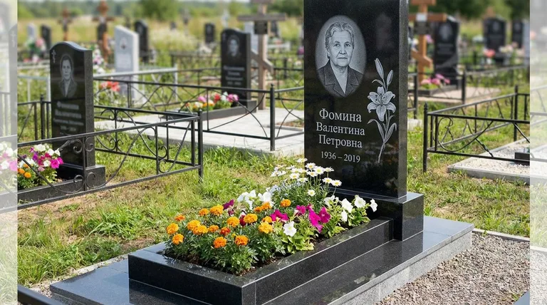 Памятник с гравировкой лилий — выполненная работа «Фомина» в Новом Уренгое