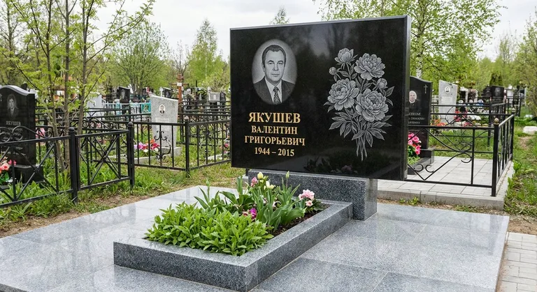 Памятник с гравировкой пионов — выполненная работа «Якушев» в Новом Уренгое