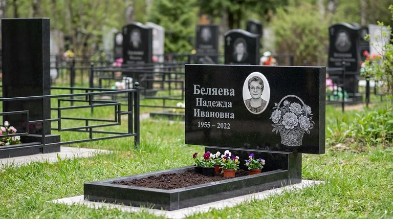 Памятник с гравировкой пионов — выполненная работа «Беляева» в Новом Уренгое