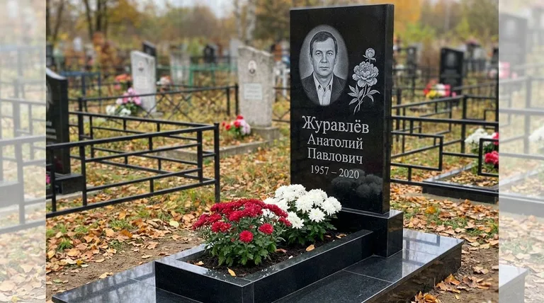 Памятник с гравировкой пионов — выполненная работа «Журавлёв» в Новом Уренгое