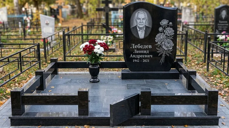 Памятник с гравировкой пионов — выполненная работа «Лебедев» в Новом Уренгое