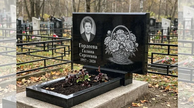 Памятник с гравировкой пионов — выполненная работа «Гордеева» в Новом Уренгое