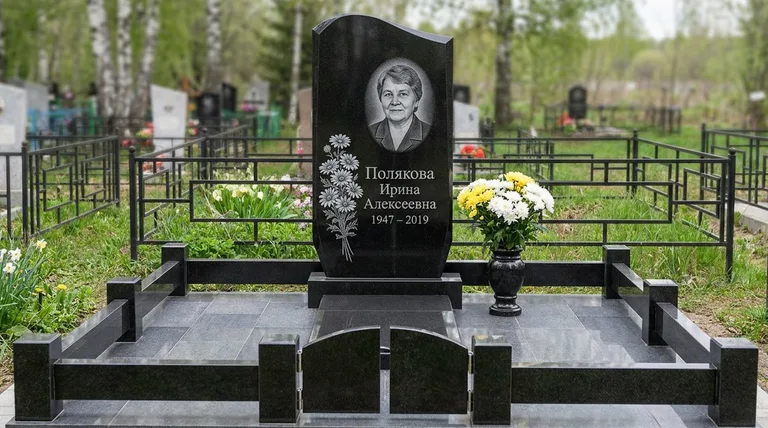 Памятник с гравировкой ромашек — выполненная работа «Полякова» в Новом Уренгое