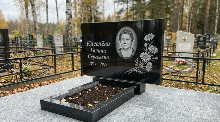 Памятник с гравировкой ромашек — выполненная работа «Киселёва» в Новом Уренгое