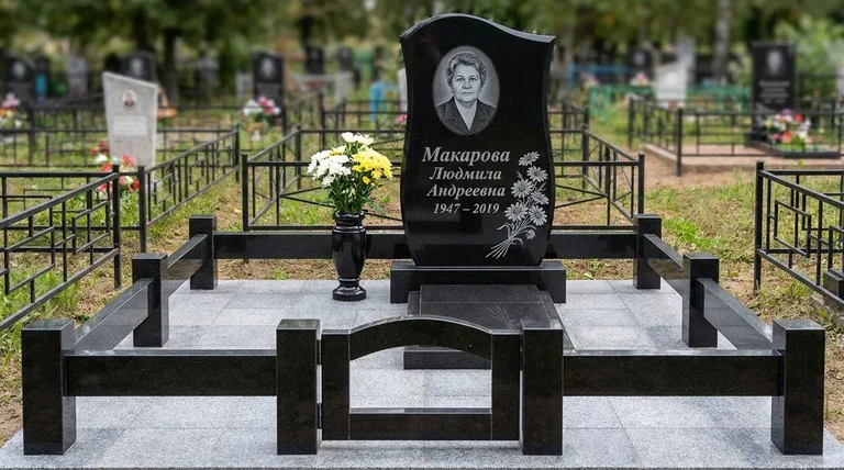 Памятник с гравировкой ромашек — выполненная работа «Макарова» в Новом Уренгое