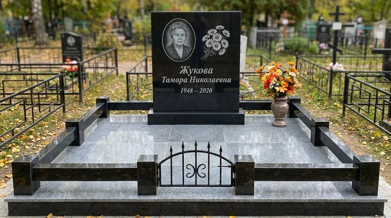 Памятник с гравировкой ромашек — выполненная работа «Жукова» в Новом Уренгое