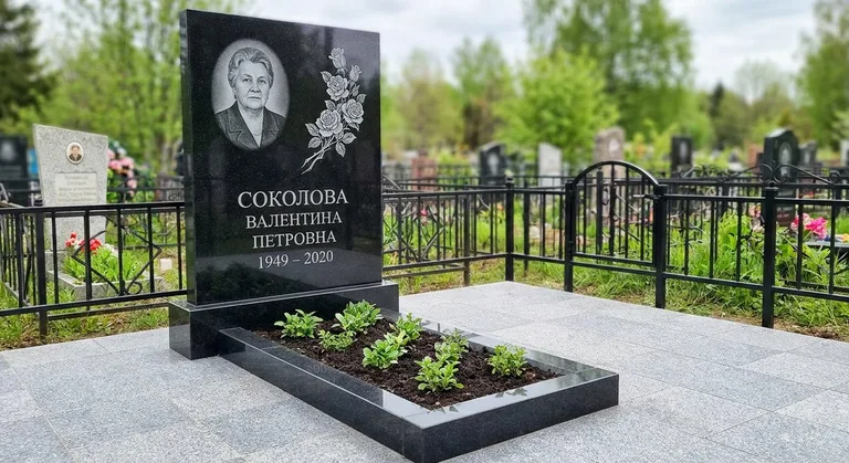 Памятник с гравировкой роз — выполненная работа «Соколова» в Новом Уренгое
