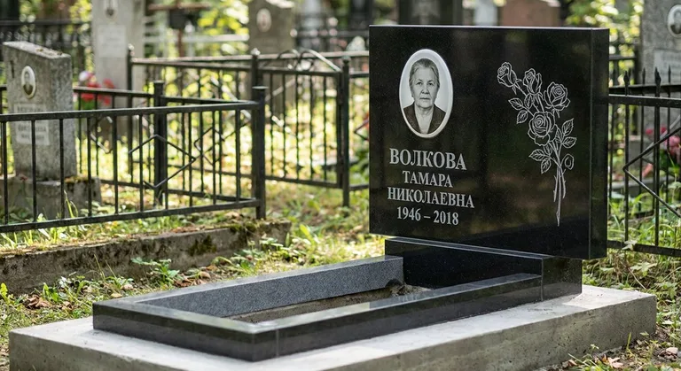 Памятник с гравировкой роз — выполненная работа «Волкова» в Новом Уренгое