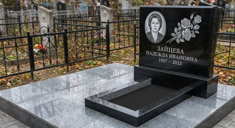 Памятник с гравировкой роз — выполненная работа «Зайцева» в Новом Уренгое