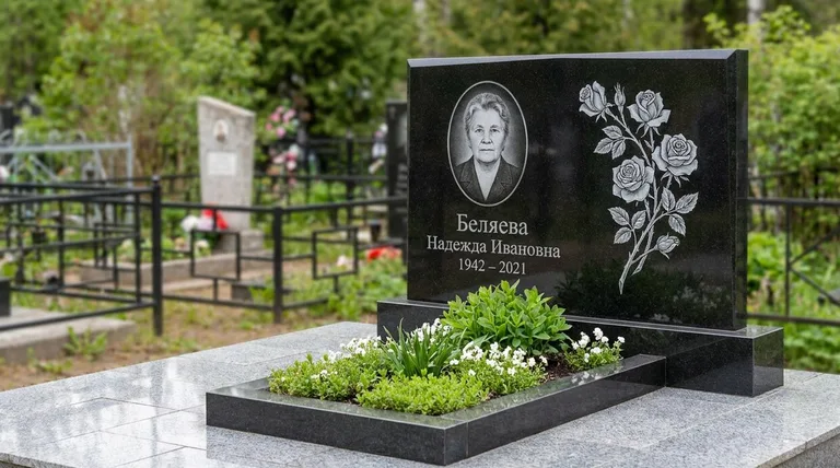 Памятник с гравировкой роз — выполненная работа «Беляева» в Новом Уренгое