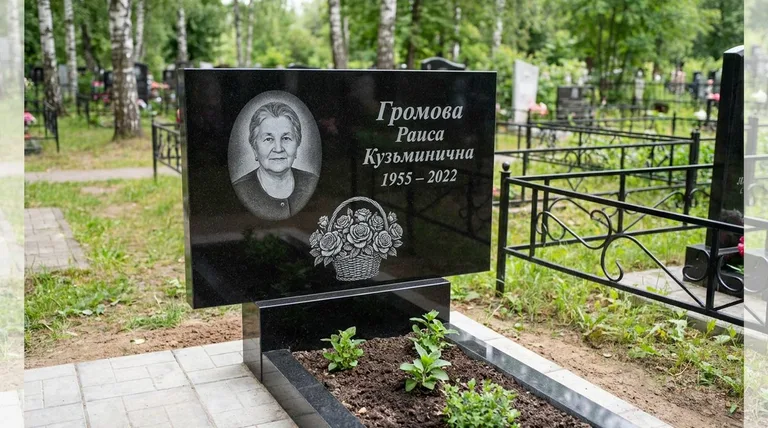 Памятник с гравировкой роз — выполненная работа «Громова» в Новом Уренгое