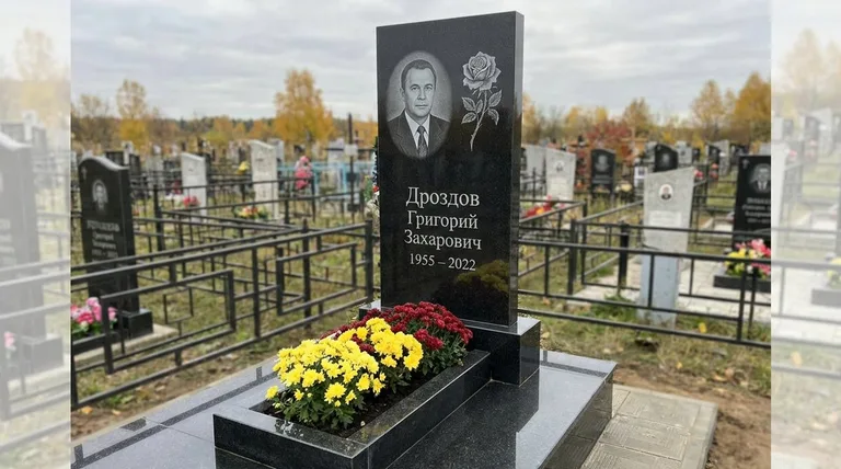 Памятник с гравировкой роз — выполненная работа «Дроздов» в Новом Уренгое
