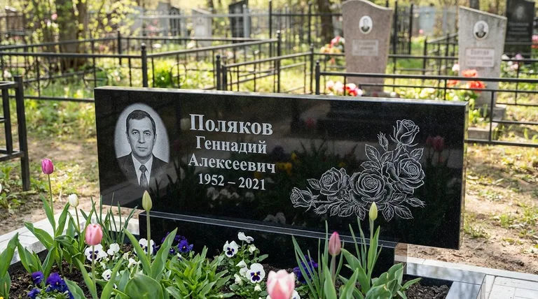 Памятник с гравировкой роз — выполненная работа «Поляков» в Новом Уренгое