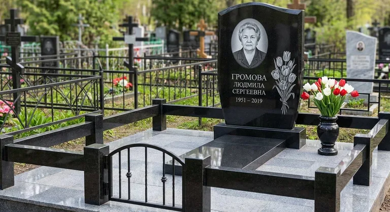Памятник с гравировкой тюльпанов — выполненная работа «Громова» в Новом Уренгое
