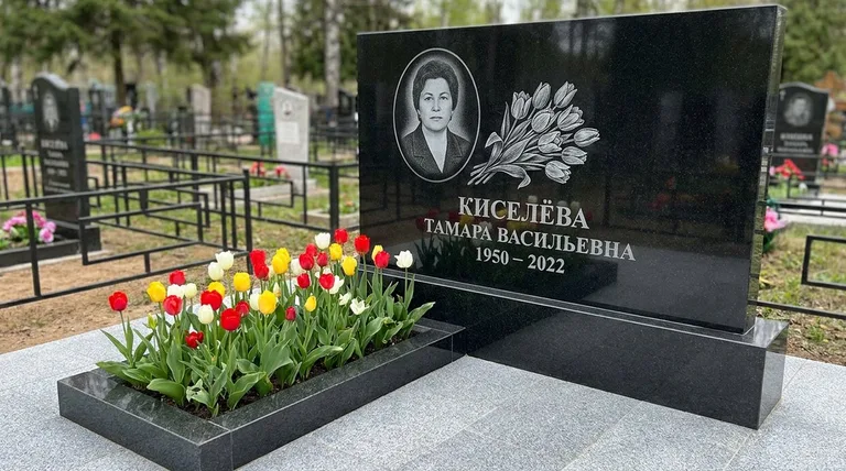 Памятник с гравировкой тюльпанов — выполненная работа «Киселёва» в Новом Уренгое