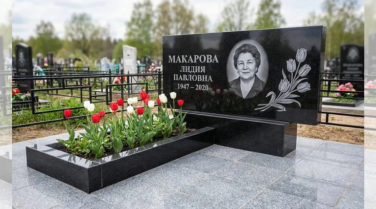 Памятник с гравировкой тюльпанов — выполненная работа «Макарова» в Новом Уренгое