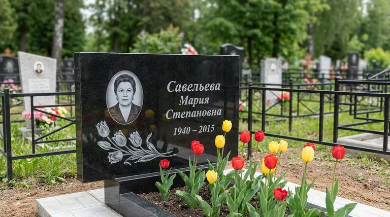 Памятник с гравировкой тюльпанов — выполненная работа «Савельева» в Новом Уренгое
